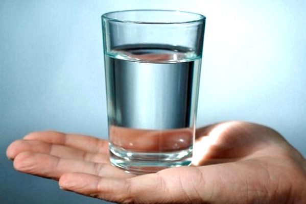 стакан с водой на ладони