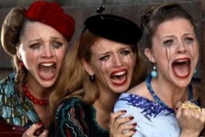 три девушки рыдают