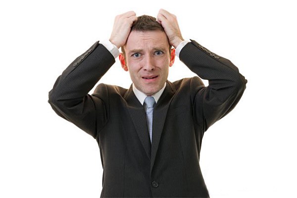 мужик держится за голову