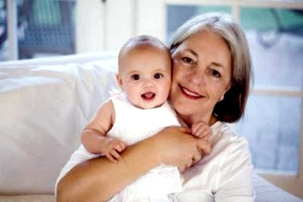 пожилая женщина и младенец