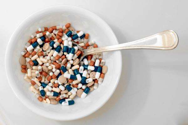 пилюли в тарелке